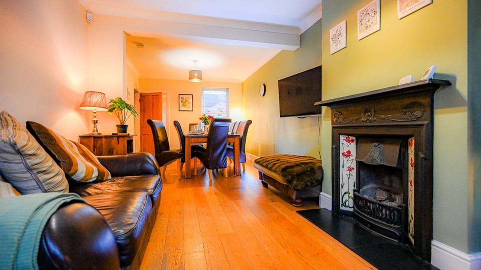 Premium Family Home with PS5 Console and Private Garden Apartment in Bedford