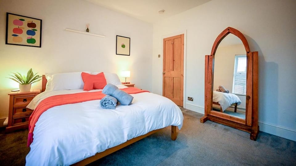 Premium Family Home with PS5 Console and Private Garden Apartment in Bedford