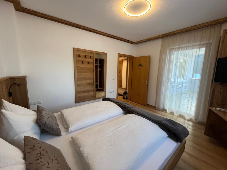Bed, TV and multimedia, Bedroom