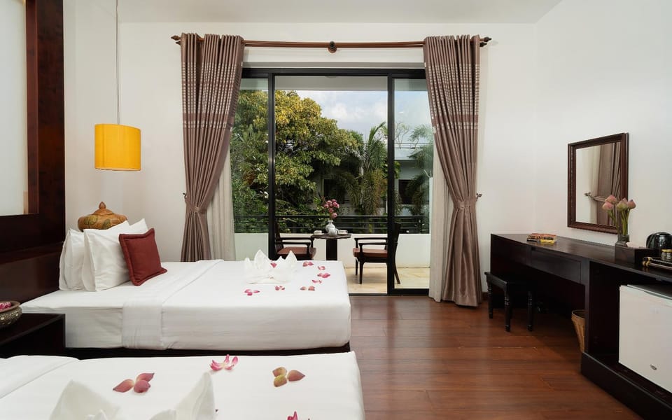 Bed, Coffee/tea facilities, View (from property/room), Balcony/Terrace, Photo of the whole room, Seating area, Dining area, Bedroom, Area and facilities, minibar
