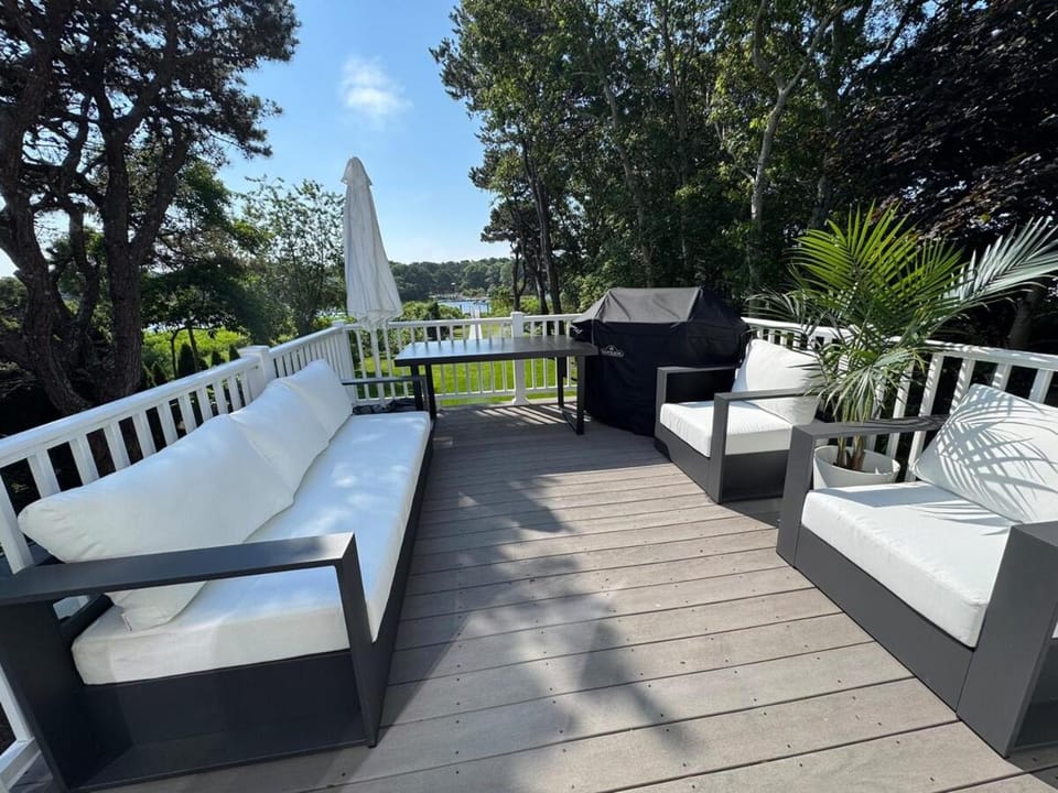 Serene waterfront getaway House in Mashpee