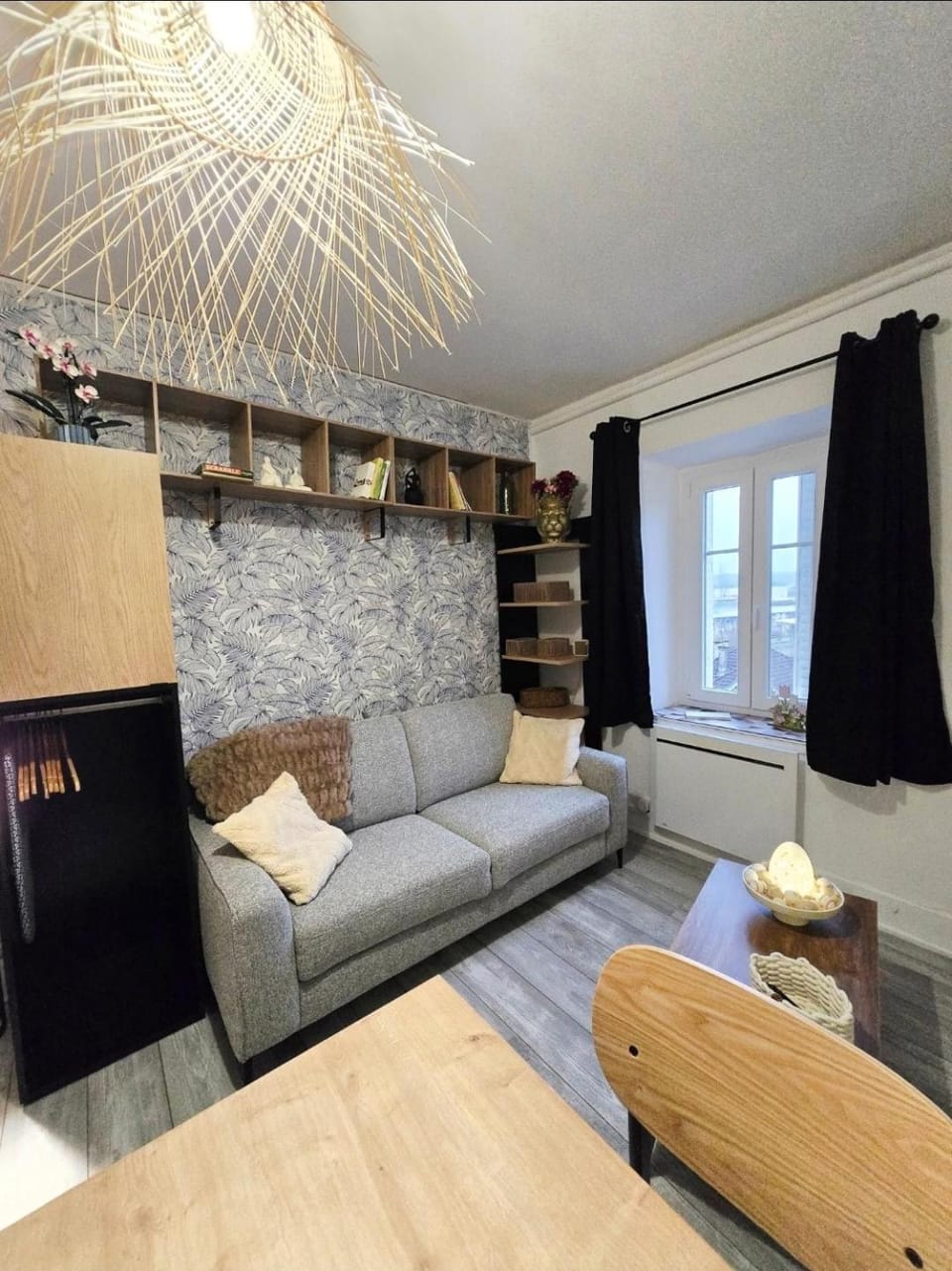 Bed, Living room, Photo of the whole room, Seating area
