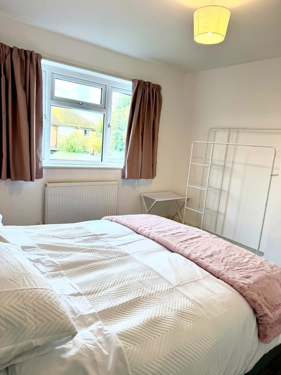 Horsham, 3 Bedroom 15 mile to Gatwick - free parking 1 Car House in Horsham