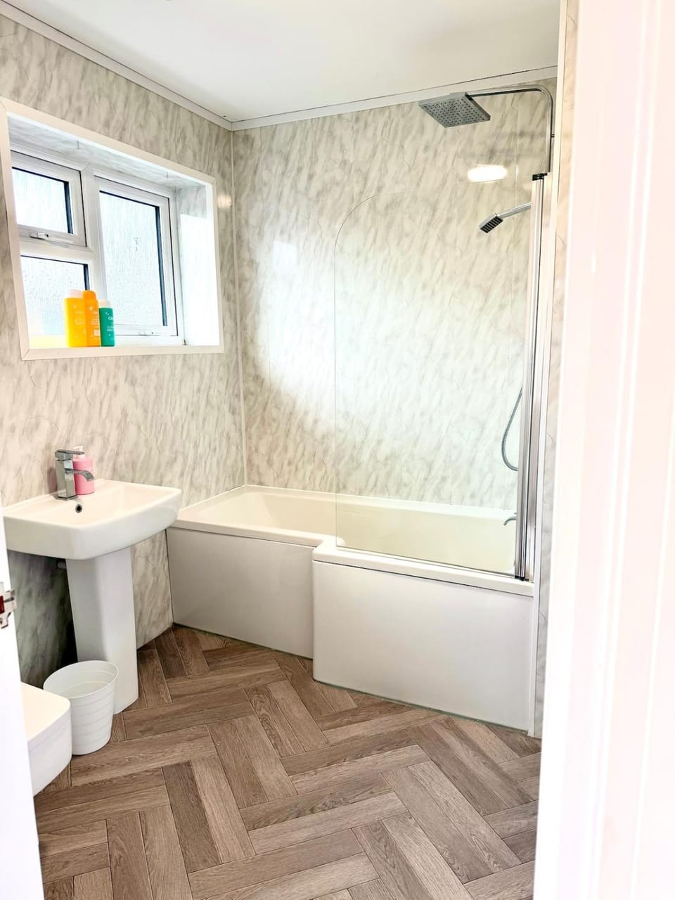 Horsham, 3 Bedroom 15 mile to Gatwick - free parking 1 Car House in Horsham