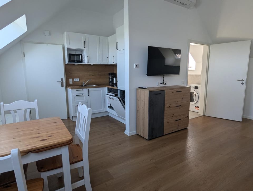 TV and multimedia, Kitchen or kitchenette, Dining area, dishwasher, oven, stove