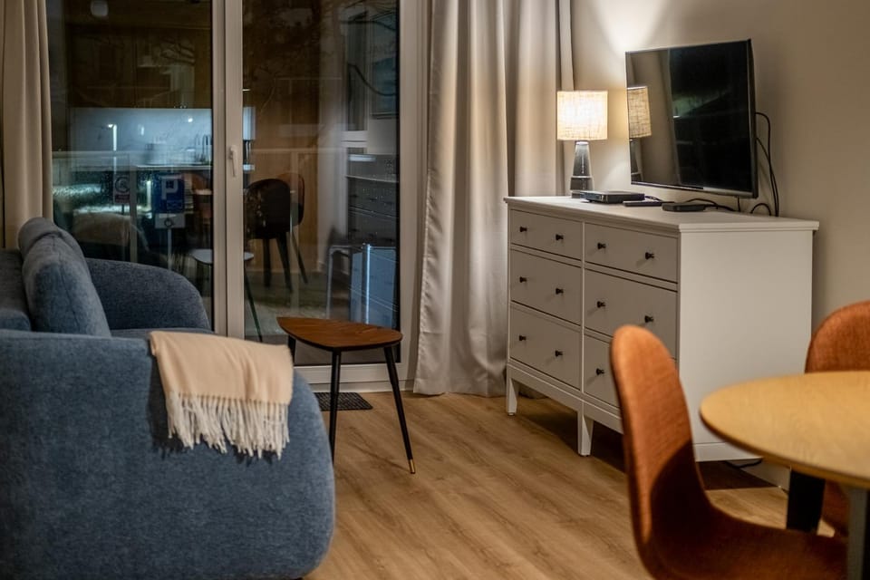 TV and multimedia, Kitchen or kitchenette, Living room, Seating area, Dining area, internet