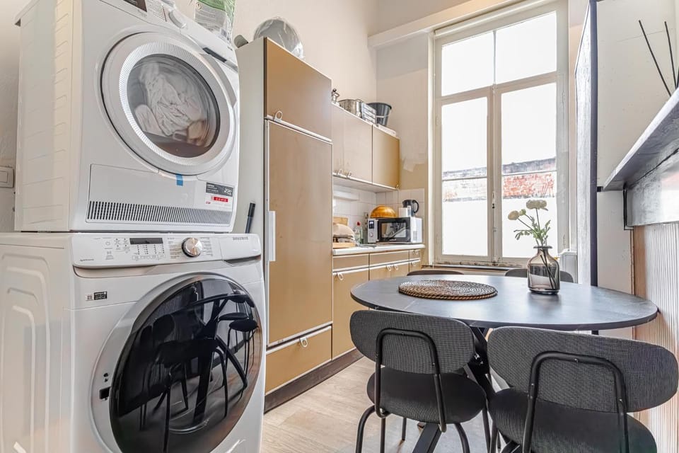 Kitchen or kitchenette, Dining area, stove, washing machine