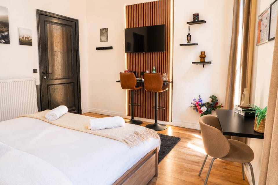 Bed, TV and multimedia, Bedroom