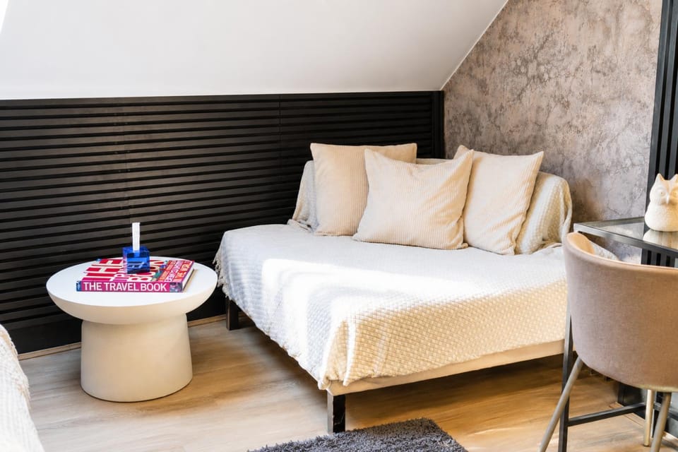 Bed, Seating area, Bedroom