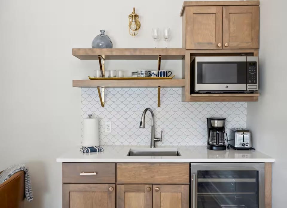 Kitchen or kitchenette, minibar, toaster