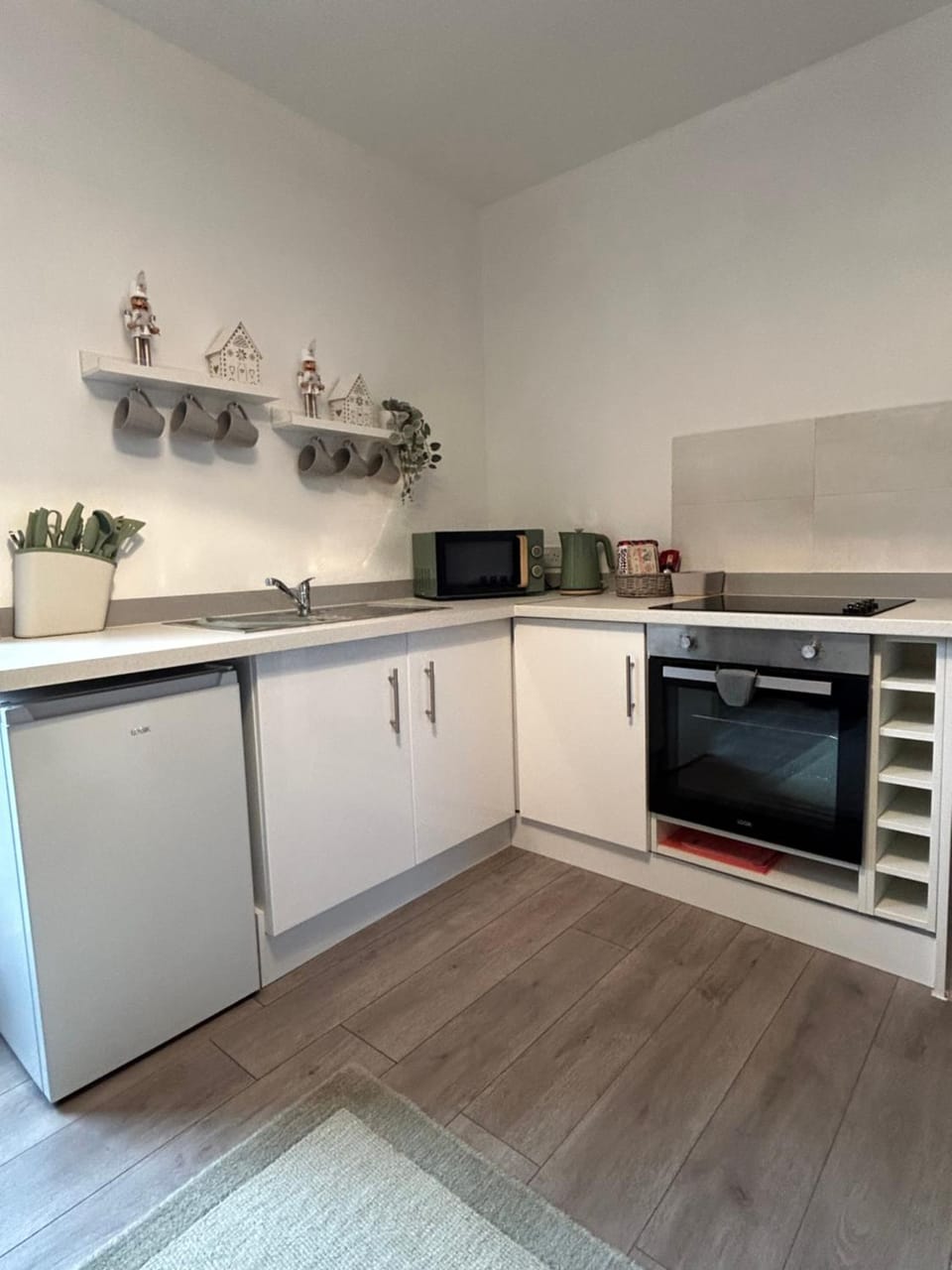 Kitchen or kitchenette, oven, stove