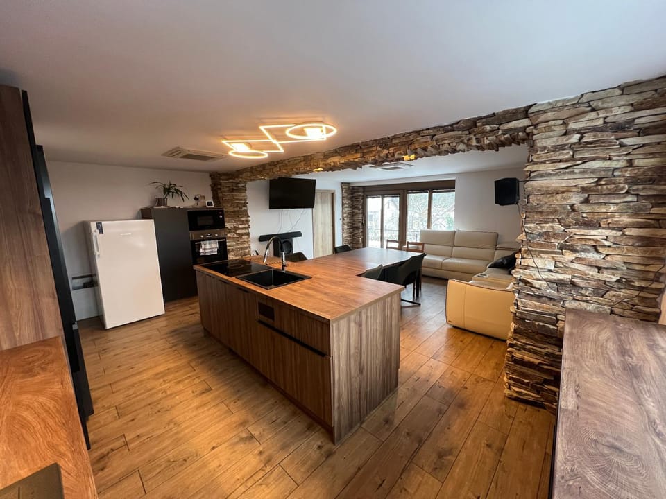 Kitchen or kitchenette, Living room, Seating area, Dining area