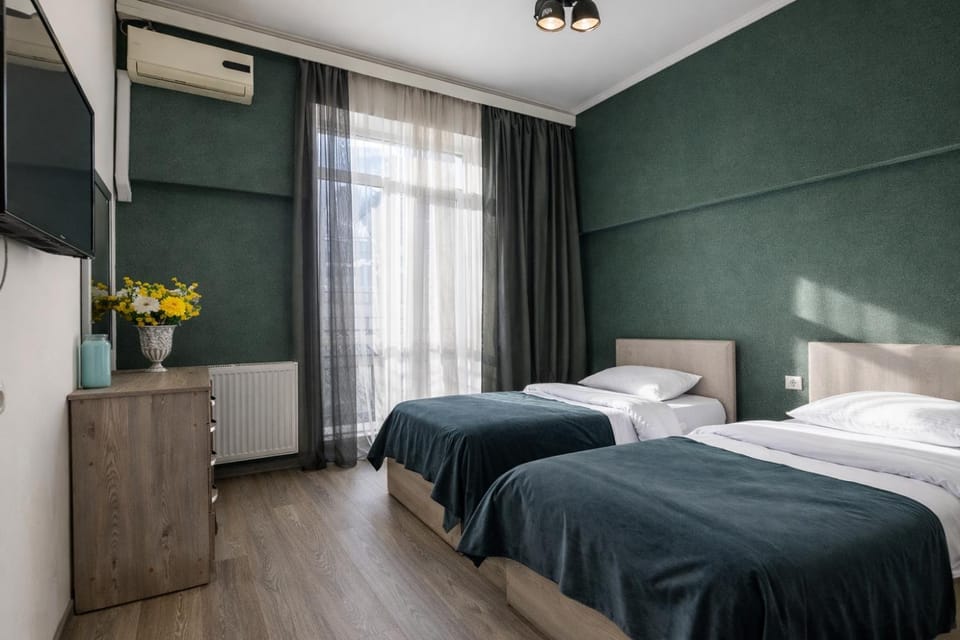 Bed, TV and multimedia, Photo of the whole room, Bedroom, air conditioner