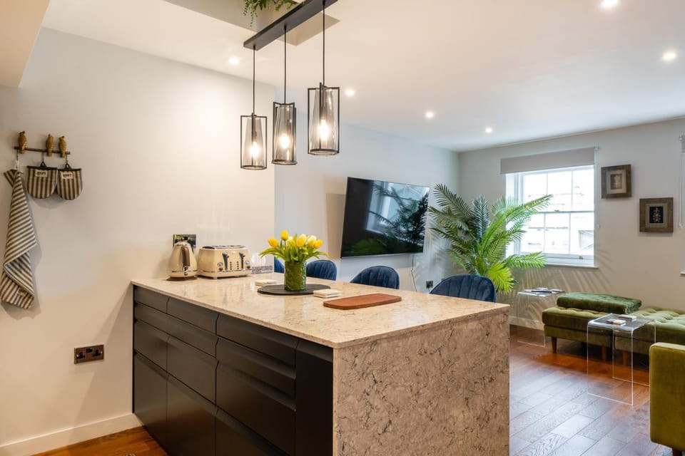 Stunning High Street Loft in Cheltenham House in Cheltenham