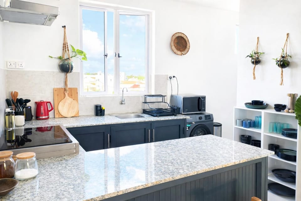 Coffee/tea facilities, Kitchen or kitchenette, stove, toaster