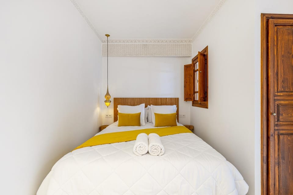 Bed, Photo of the whole room, Bedroom, towels