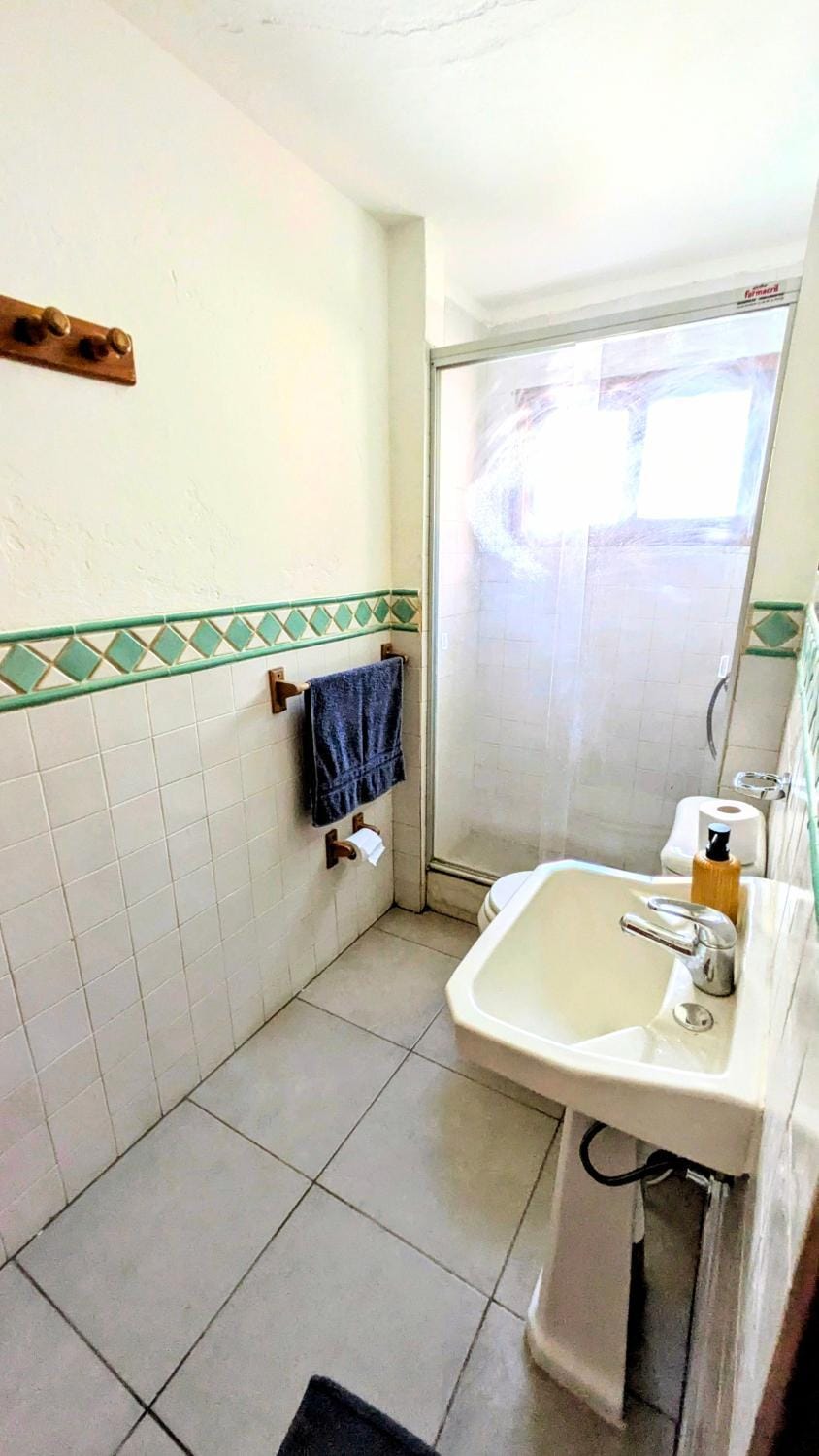 Shower, Bathroom, bidet, towels