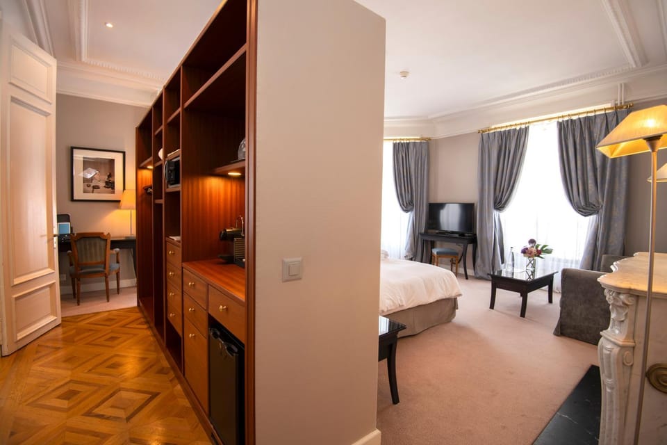 Bed, Living room, Photo of the whole room, Bedroom, wardrobe