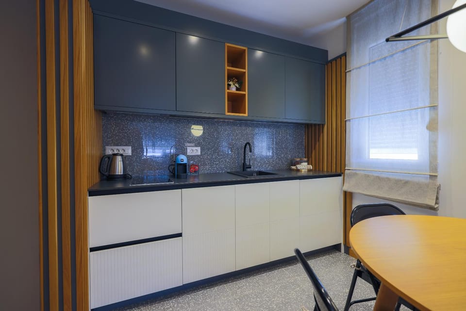 Coffee/tea facilities, Kitchen or kitchenette, stove