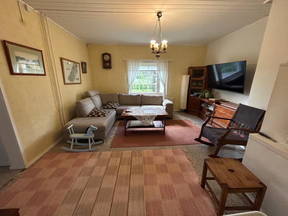 Communal lounge/ TV room, TV and multimedia, Living room, Seating area, Evening entertainment