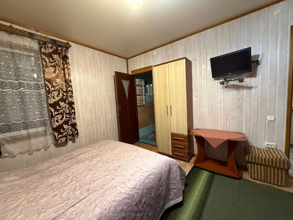Bed, TV and multimedia, Seating area, Bedroom