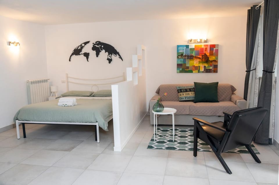 Bed, Living room, Photo of the whole room, Seating area, Bedroom