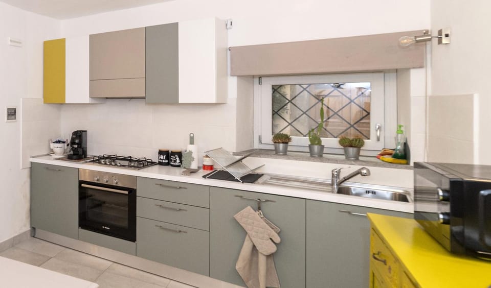 Coffee/tea facilities, Kitchen or kitchenette, dishwasher, microwave, oven, pet friendly, stove, washing machine