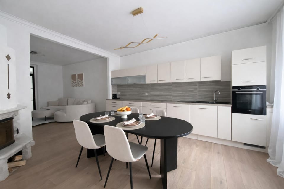 Kitchen or kitchenette, Dining area, kitchen