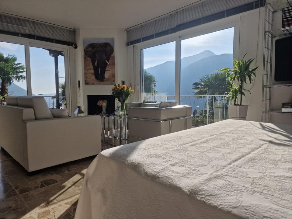 Communal lounge/ TV room, Bed, Natural landscape, TV and multimedia, Living room, Photo of the whole room, Seating area, Mountain view