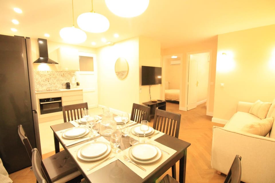 Communal lounge/ TV room, TV and multimedia, Kitchen or kitchenette, Living room, Seating area, Dining area, oven, pet friendly, stove