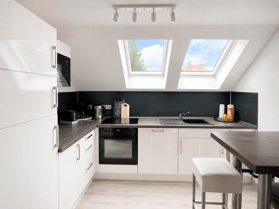 Coffee/tea facilities, Kitchen or kitchenette, Dining area, dishwasher, oven, stove, toaster