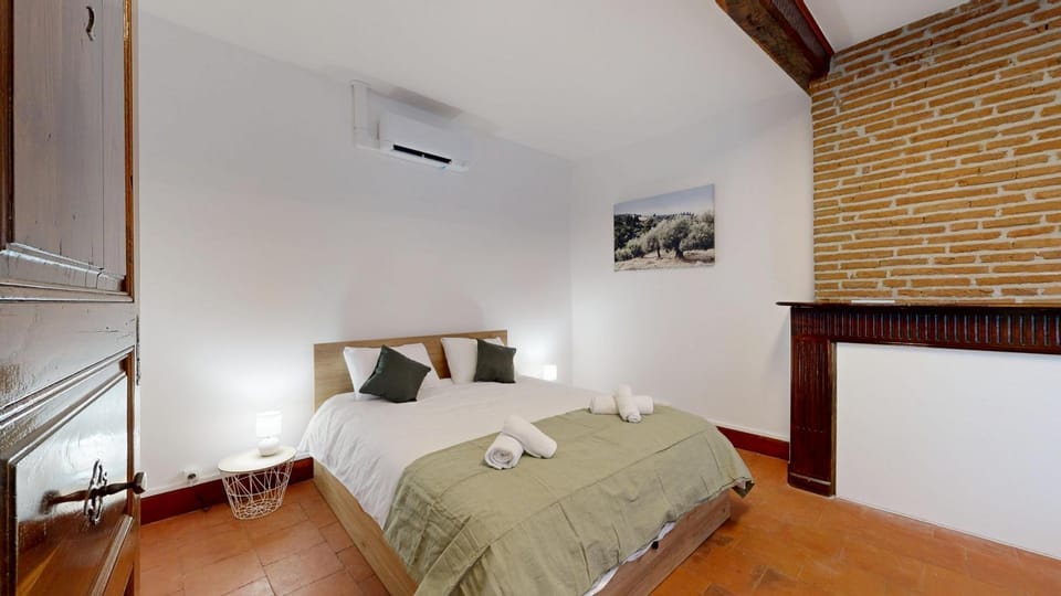 Bed, Bedroom, towels