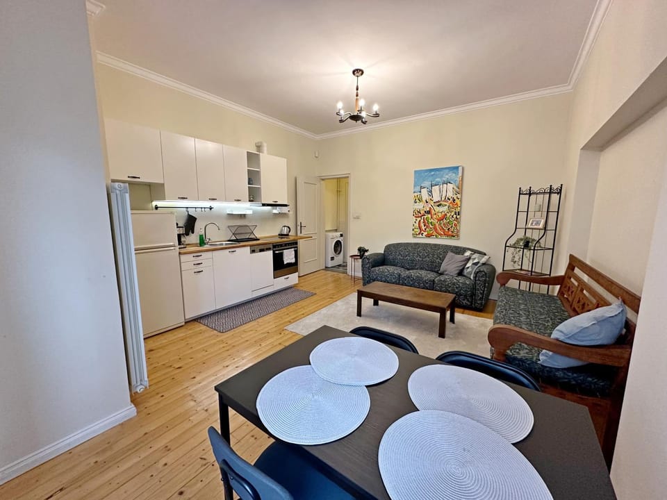 Kitchen or kitchenette, Living room, Seating area, Dining area, oven, stove