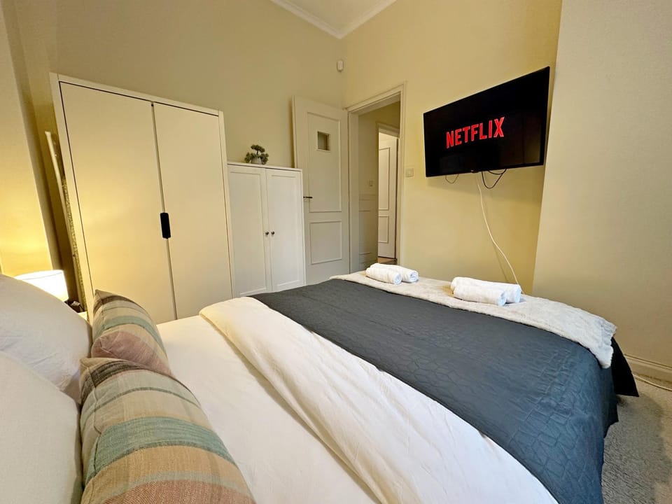 Bed, TV and multimedia, Photo of the whole room, Bedroom, towels, wardrobe