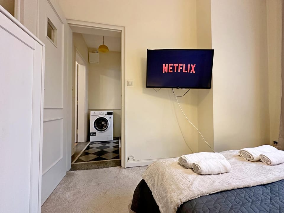 Bed, TV and multimedia, Evening entertainment, Bedroom, towels, wardrobe, washing machine