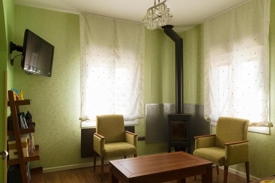 Communal lounge/ TV room, Library, TV and multimedia, Living room