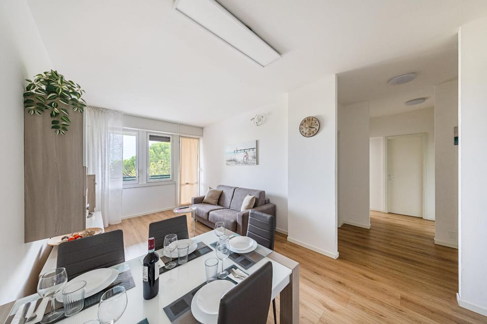 Communal lounge/ TV room, Living room, Dining area