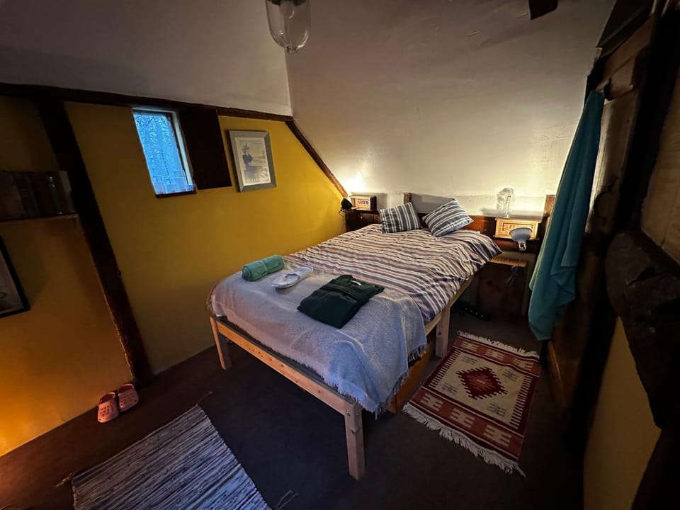 Bed, Photo of the whole room, Decorative detail, Bedroom, towels