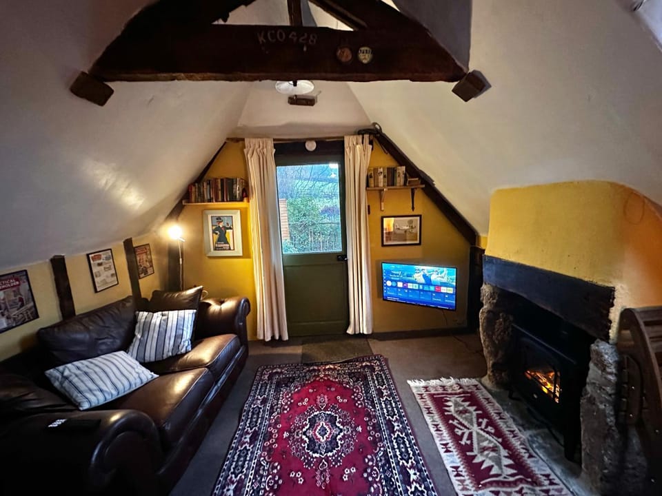 TV and multimedia, Living room, Decorative detail, Seating area, heating