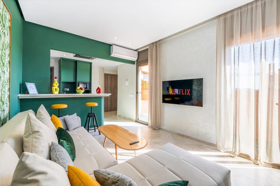 TV and multimedia, Living room, Photo of the whole room, Seating area, Evening entertainment, air conditioner