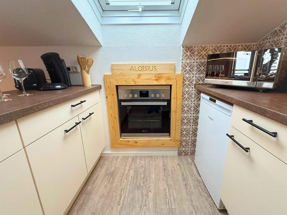 Coffee/tea facilities, Kitchen or kitchenette, microwave, oven, toaster