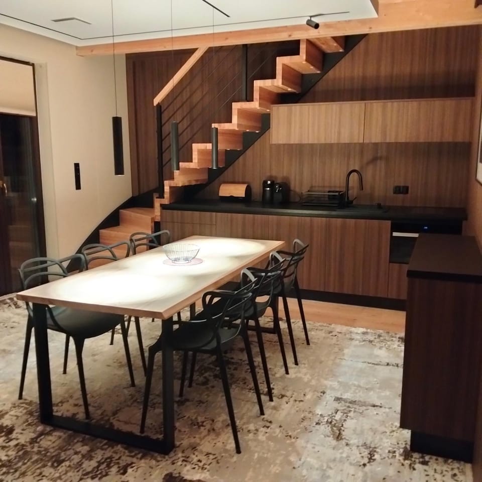 Kitchen or kitchenette, Dining area