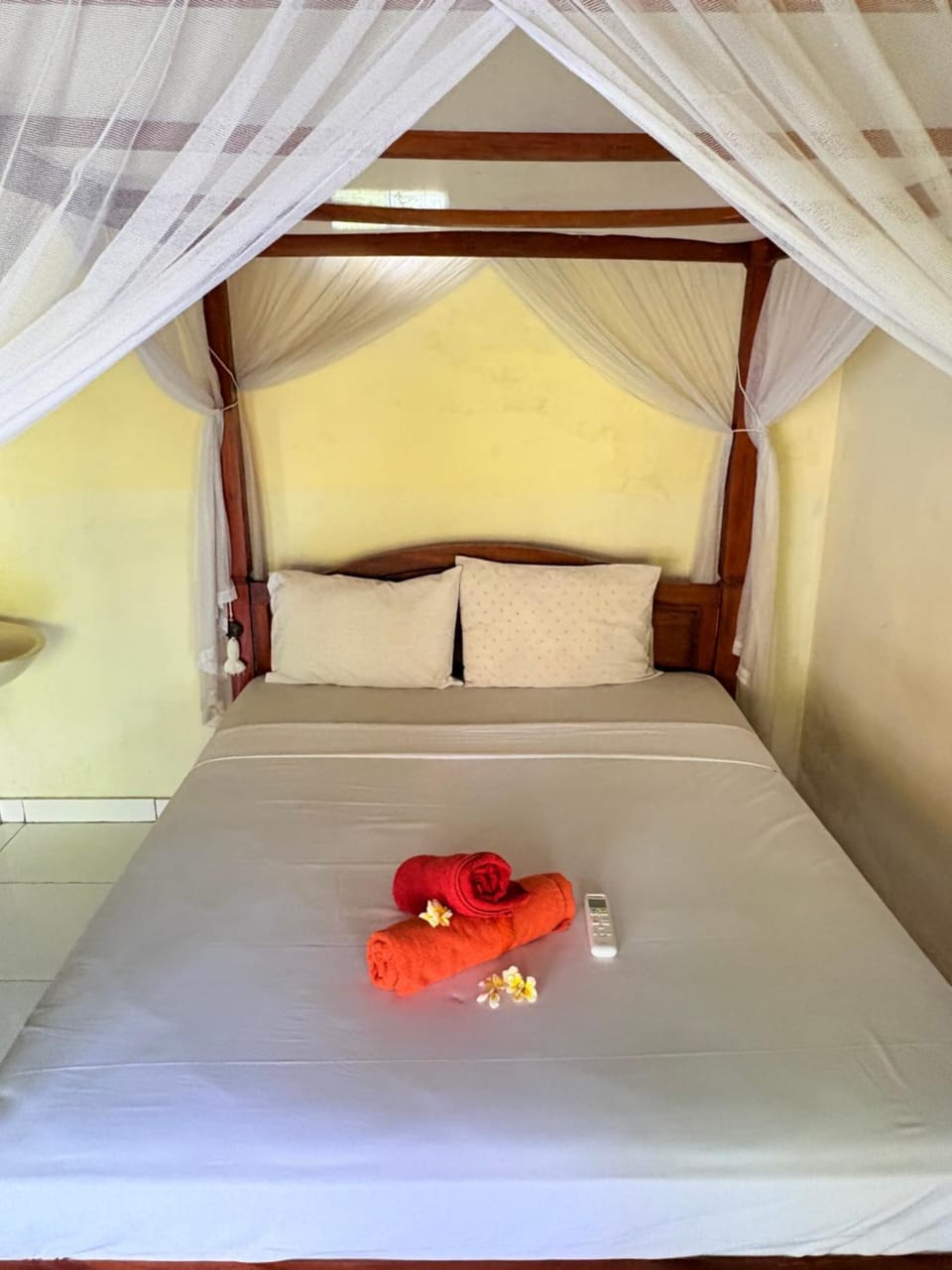Bed, Bedroom, towels