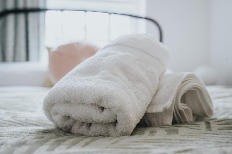 Bed, towels