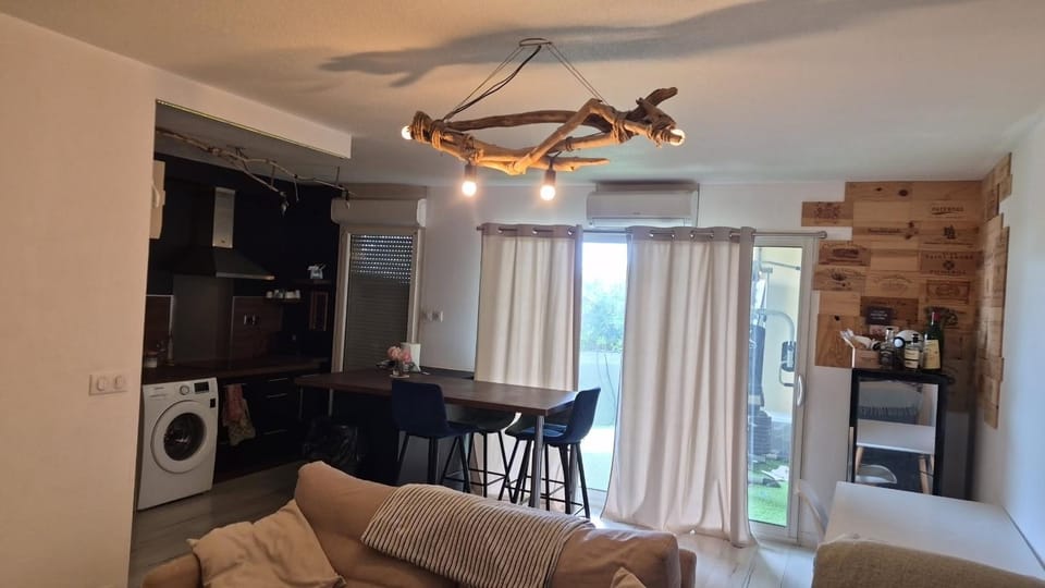 Kitchen or kitchenette, Living room, Seating area, Dining area