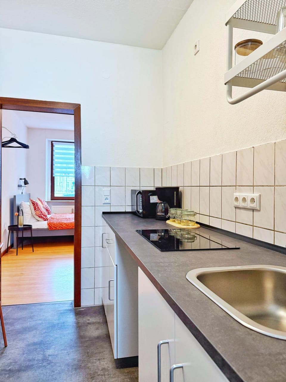 Coffee/tea facilities, Kitchen or kitchenette, Decorative detail, microwave, stove