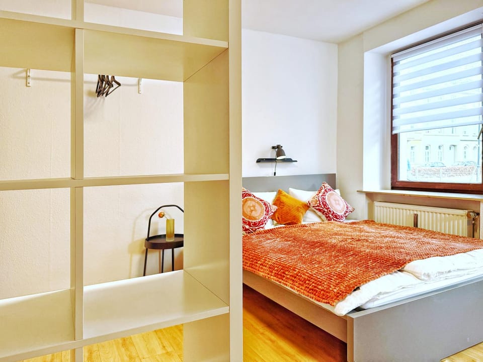 Bed, View (from property/room), Photo of the whole room, Decorative detail, Bedroom, heating