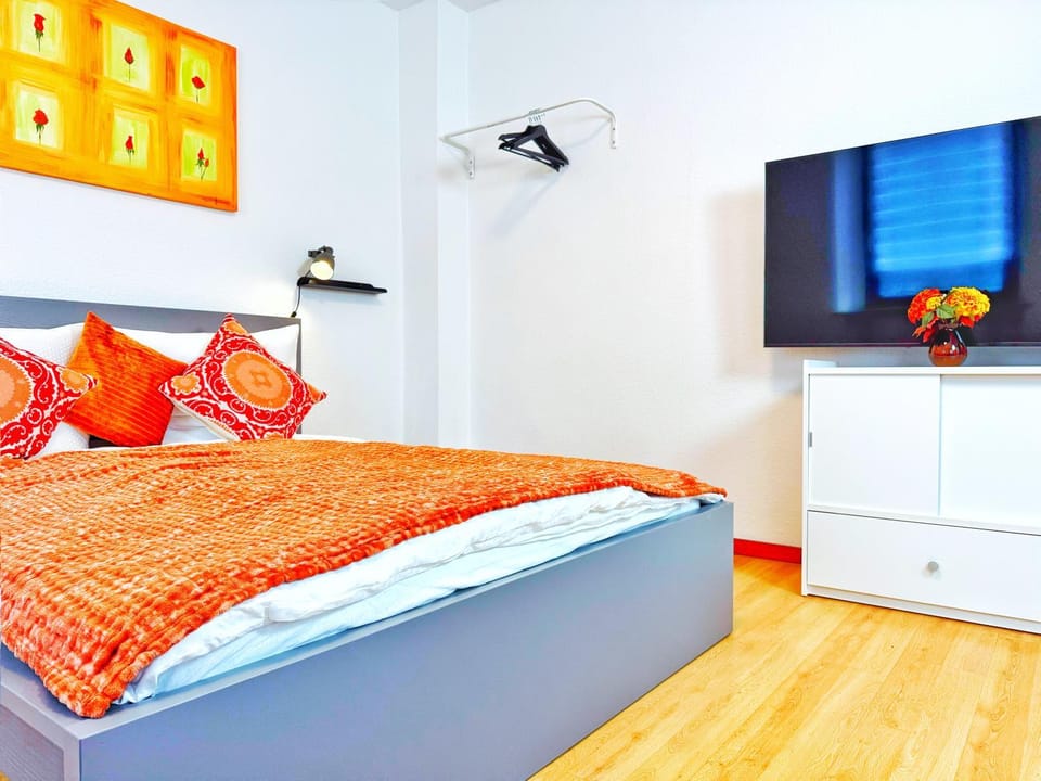 Bed, TV and multimedia, Photo of the whole room, Decorative detail, Bedroom