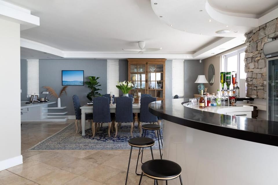 Luxurious beach penthouse in the heart of Humewood Apartment in Port Elizabeth