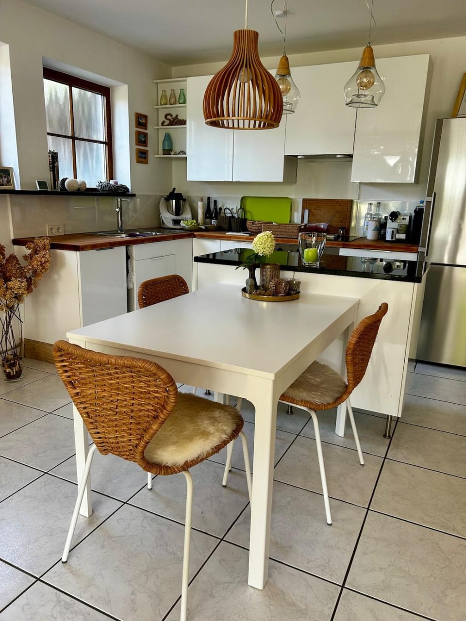 Kitchen or kitchenette, Seating area, dishwasher